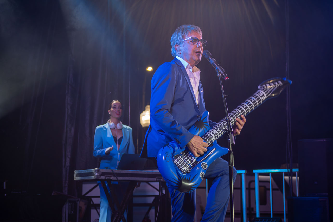 Fernando Pereira o “Senhor das Vozes” levou o seu espetáculo a Fall River em 2025