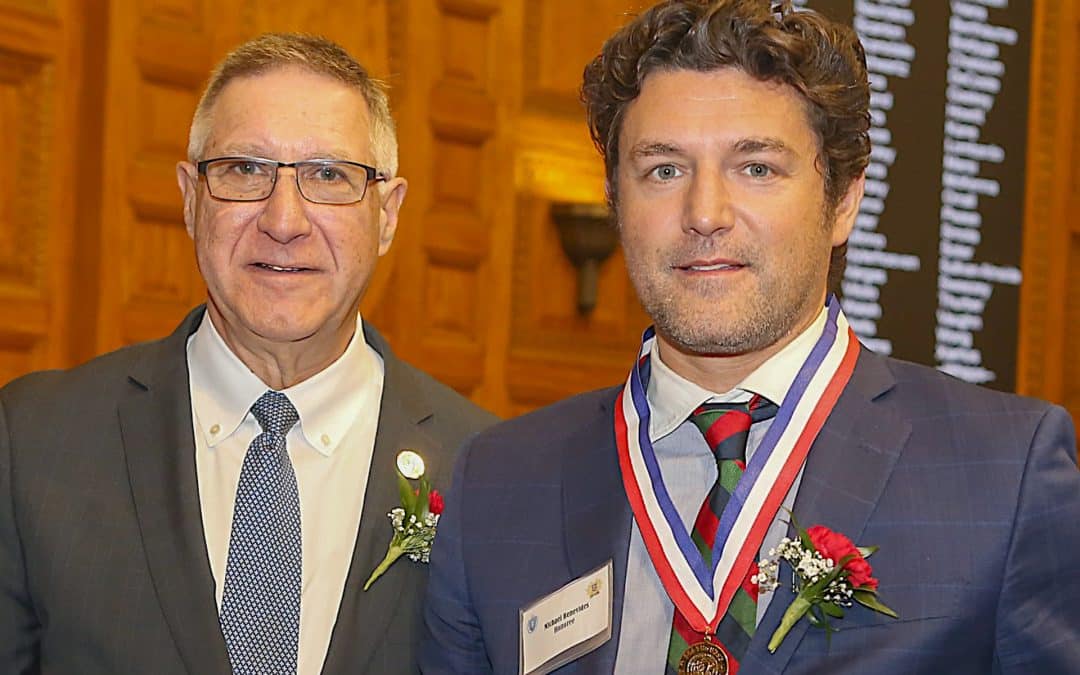 Michael Benevides recebe o Heritage Day of Portugal Award na State House em Boston