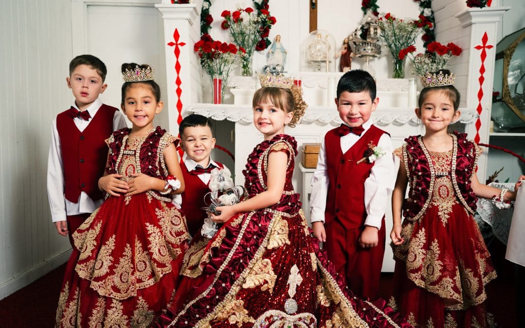 Em Ashland, Califórnia: Uma coroa passada com orgulho – honrando o Espírito Santo entre gerações