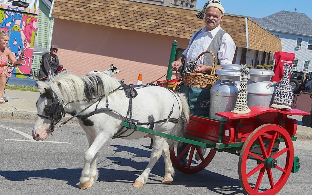 Amaral Bus Company & Auto Truck Driving School: uma presença habitual no cortejo etnográfico do bodo de leite das Grandes Festas