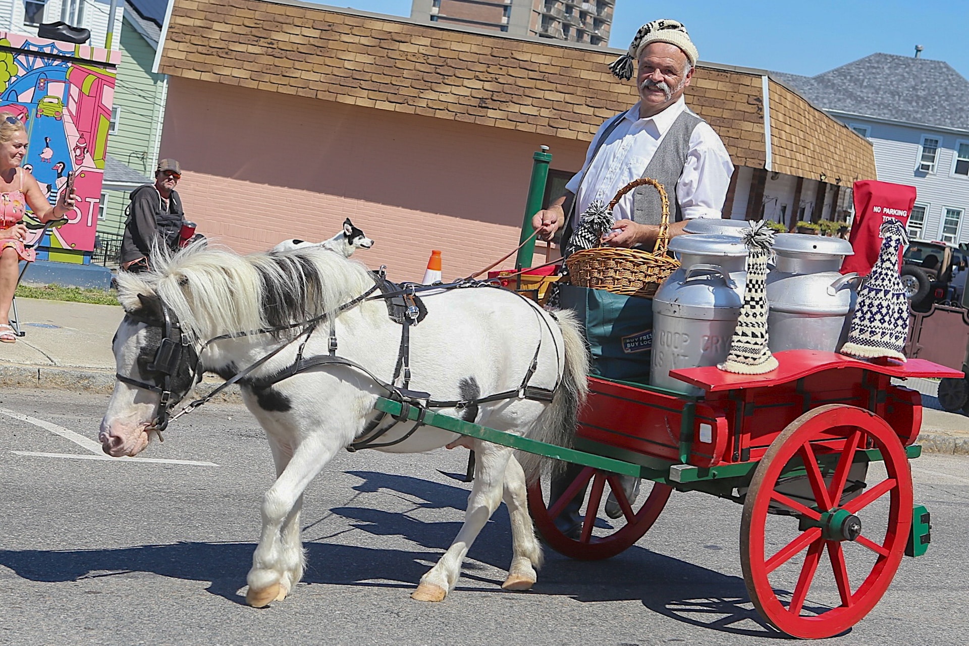 Amaral Bus Company & Auto Truck Driving School: uma presença habitual no cortejo etnográfico do bodo de leite das Grandes Festas