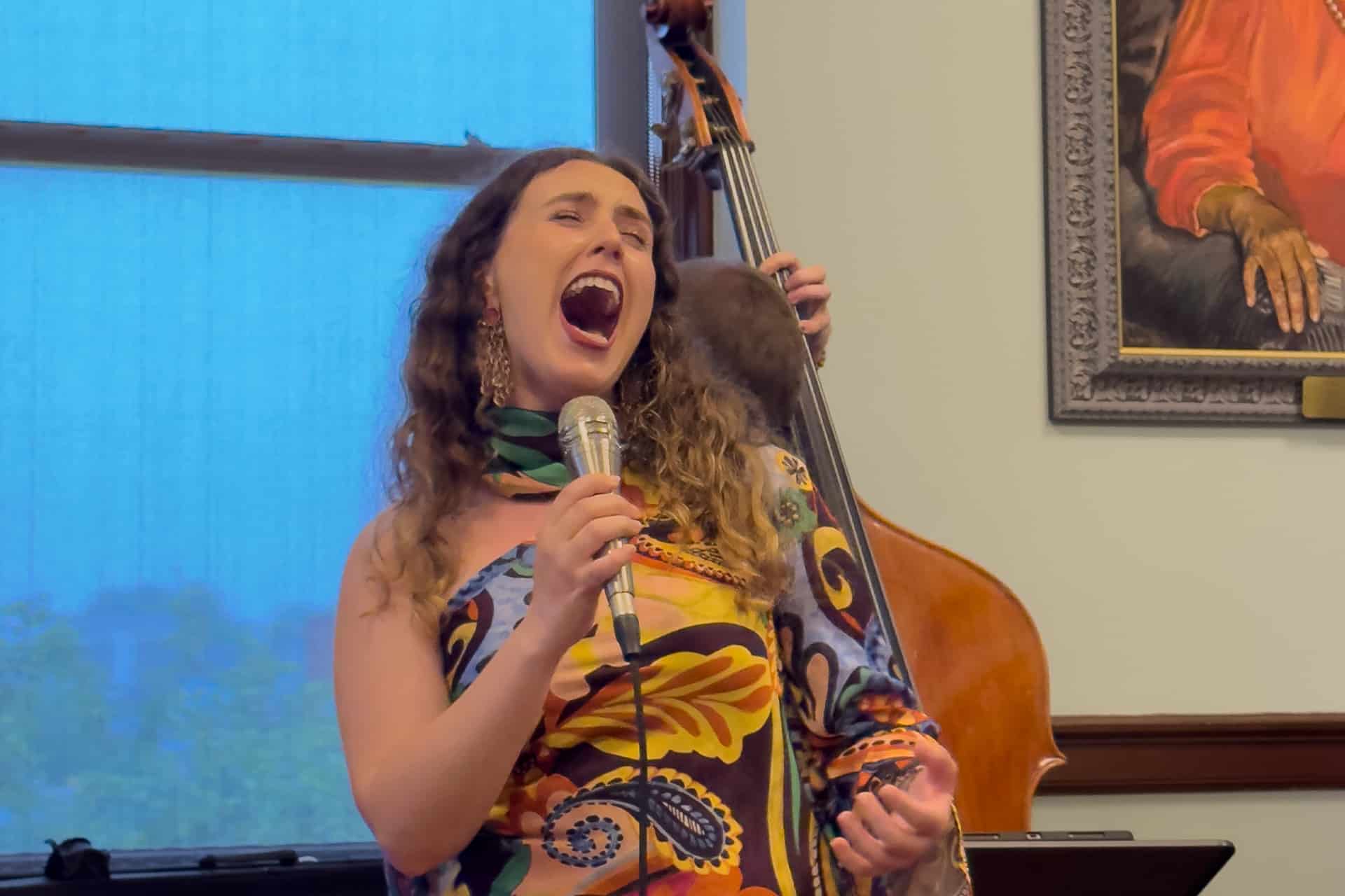 Sofia Almeida e os Só Alma atuaram no histórico edifício da Biblioteca Pública de New Bedford em 2024