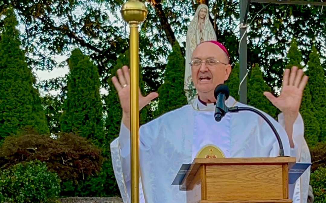 Bispo de Providence presidiu à missa e procissão de velas nas Festas de Nossa Senhora de Fátima em Cumberland  2025