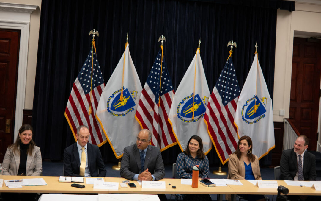 Mesa redonda multicultural em Boston sendo abordados temas serviços sociais e humanos perante a nova legislatura federal