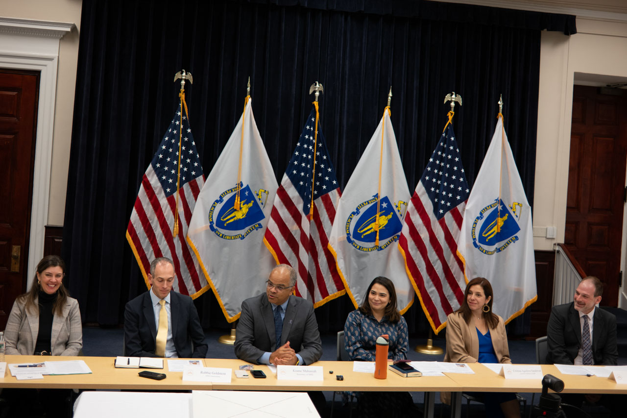 Mesa redonda multicultural em Boston sendo abordados temas serviços sociais e humanos perante a nova legislatura federal