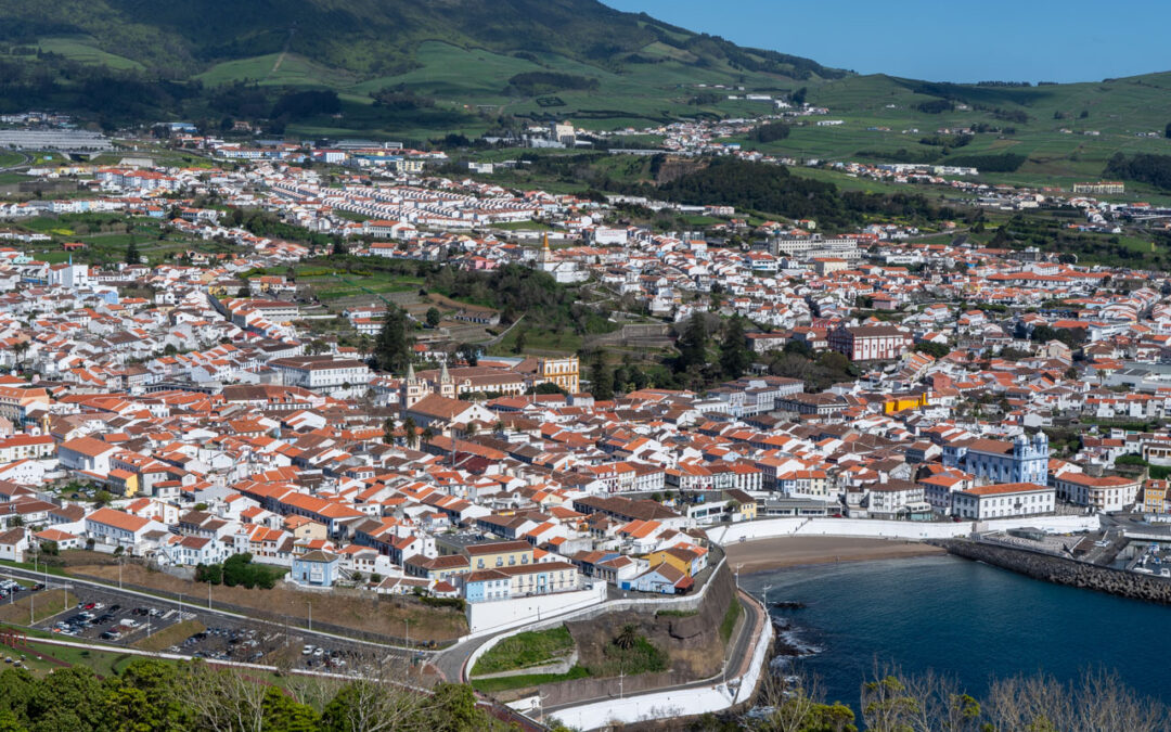 Escritores Álamo de Oliveira e Evanildo Bechara homenageados em Angra do Heroísmo