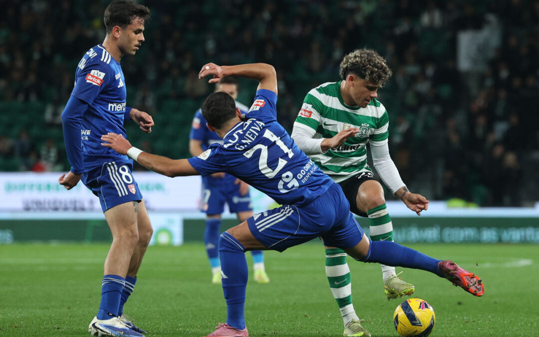 Sporting verga AVS no regresso às vitórias e pressiona líder FC Porto