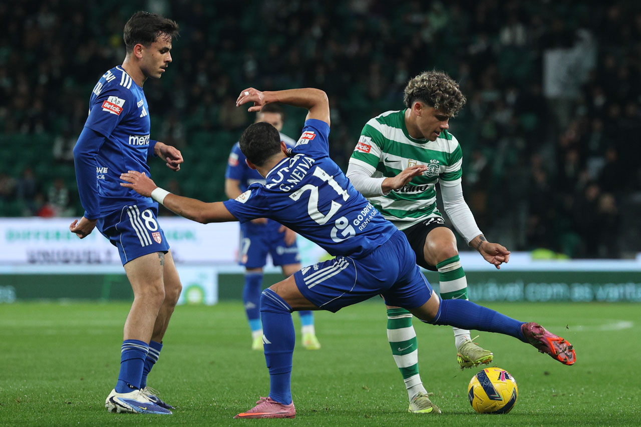 Sporting verga AVS no regresso às vitórias e pressiona líder FC Porto