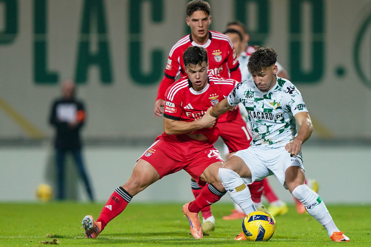 Pavlidis conduz goleada do Benfica ao Moreirense, Famalicão em quinto