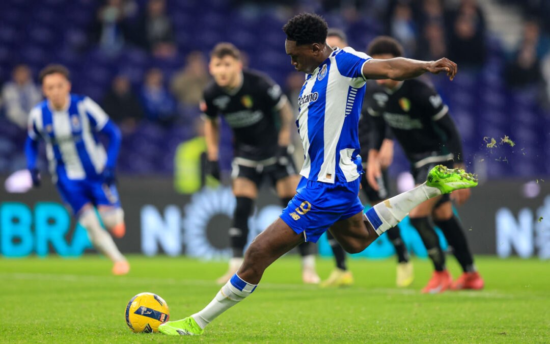 FC Porto reage a golo sofrido e bate Estrela da Amadora
