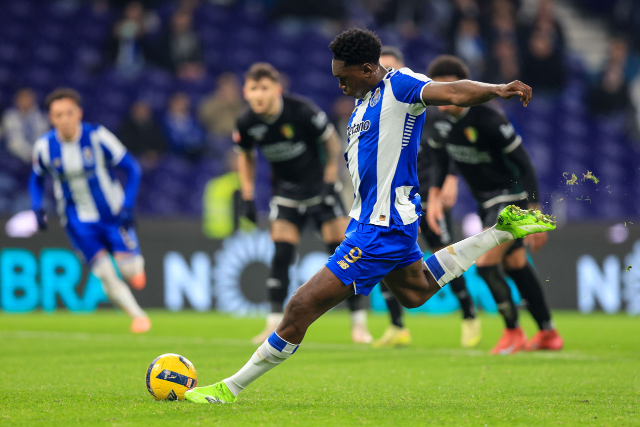 FC Porto reage a golo sofrido e bate Estrela da Amadora