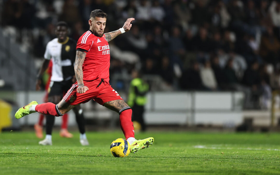 Vice-presidente do River Plate elogia Otamendi, mas nega conversações
