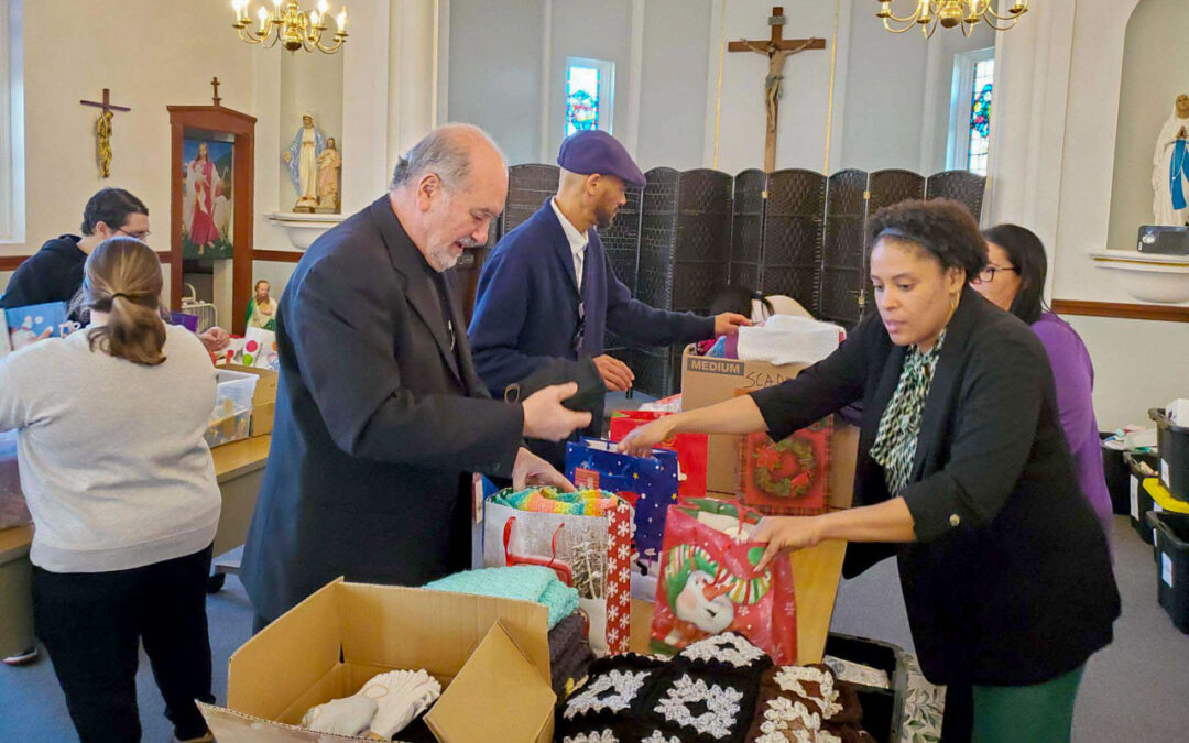 Caridades Católicas da Diocese de Fall River preparam Sacos da Bondade para alegrar o Natal de quem enfrenta dificuldades