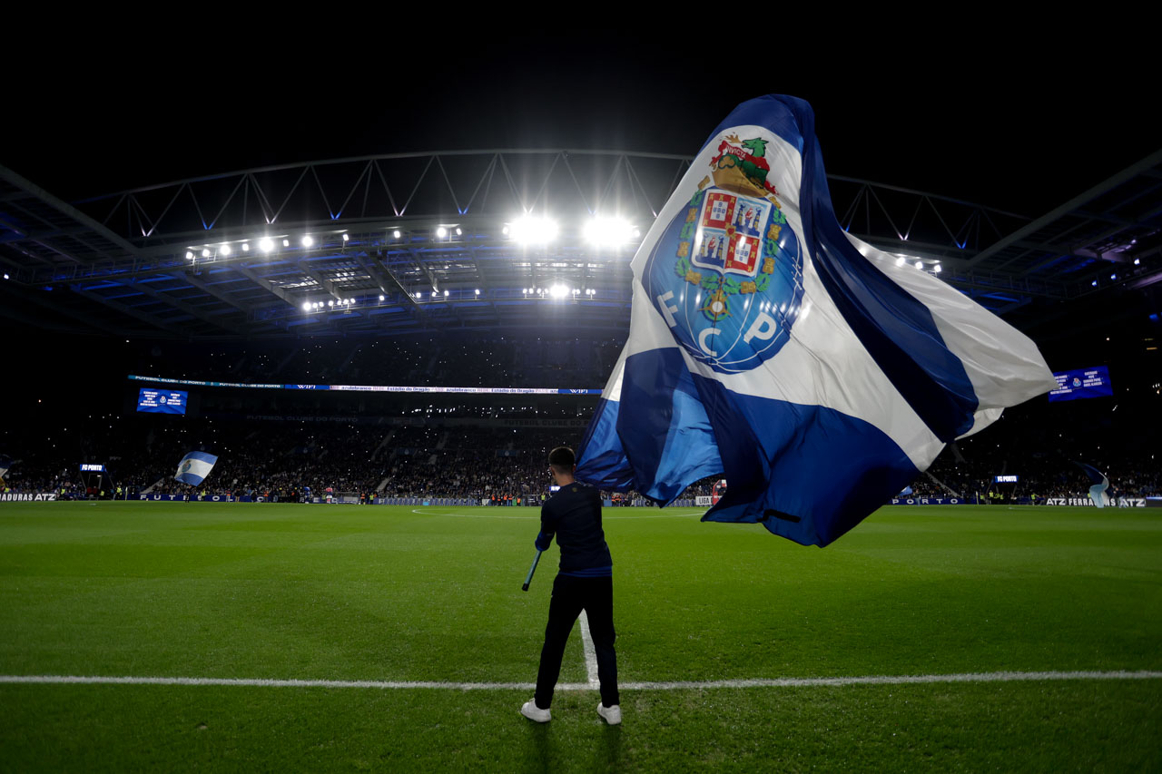 Golo tardio de Gül dá empate ao FC Porto na Liga Europa