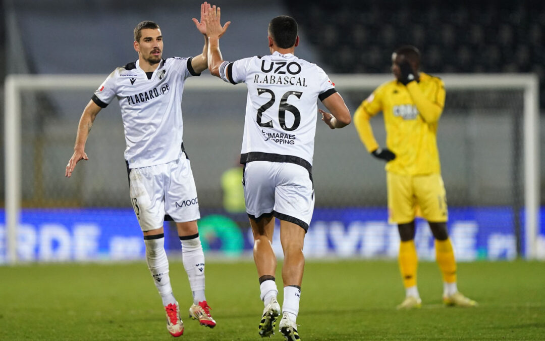 I Liga: Vitória de Guimarães vence Nacional e sobe a sexto