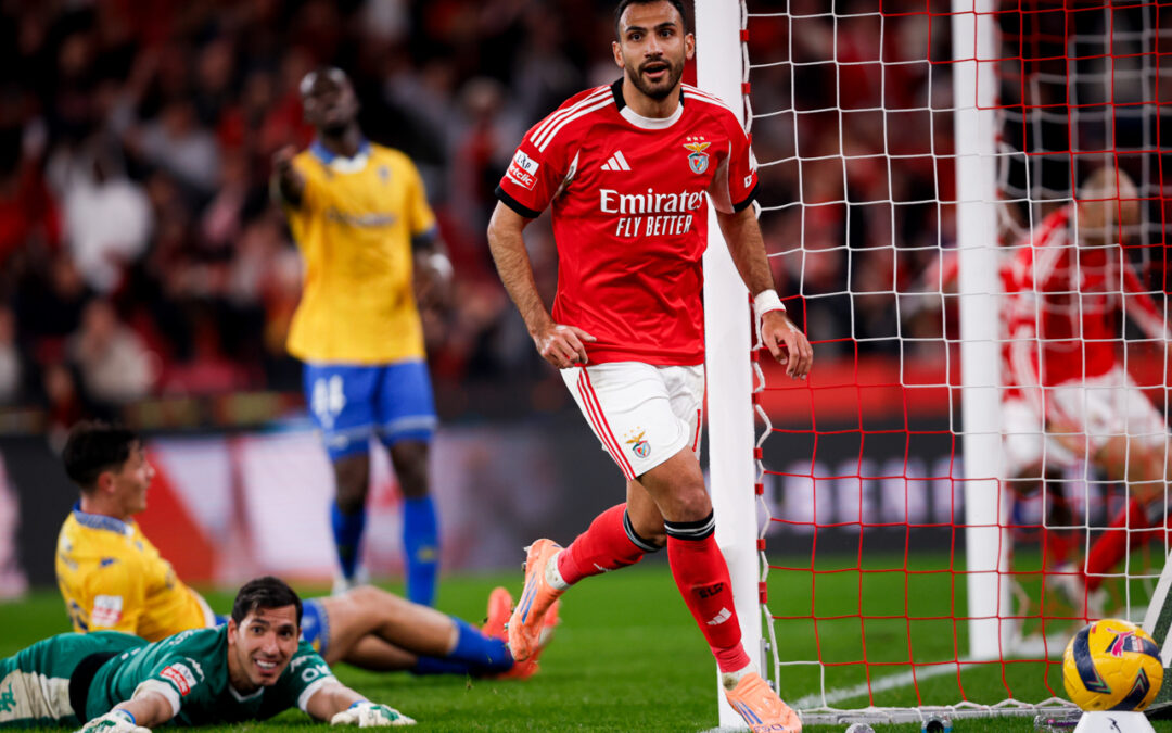 Novo ‘hat-trick’ de Pavlidis permite ao Benfica capitalizar deslize do Sporting