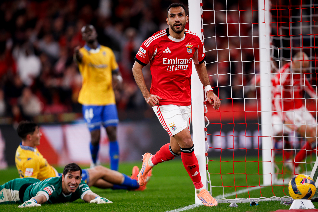 Novo ‘hat-trick’ de Pavlidis permite ao Benfica capitalizar deslize do Sporting