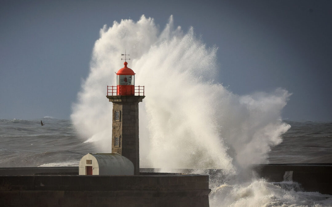 Ondas fortes no farol do Cabedelo, Porto