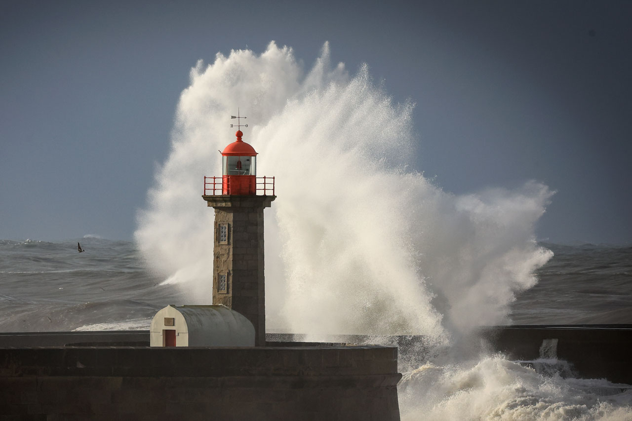Ondas fortes no farol do Cabedelo, Porto