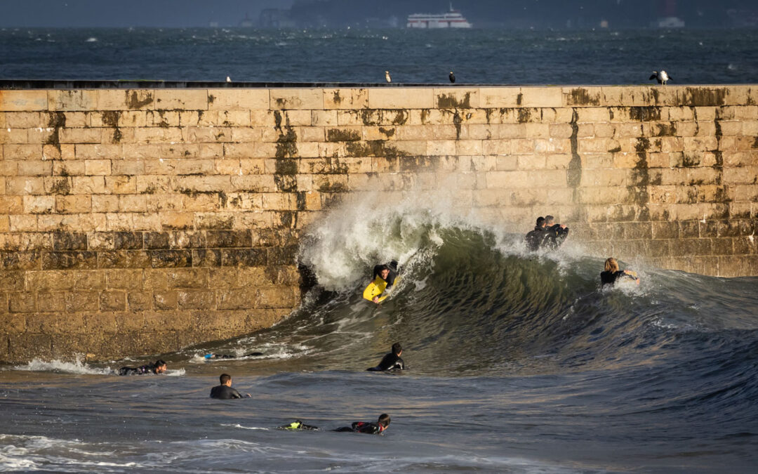 Surfistas aproveitaram a forte agitação marítima em Oeiras