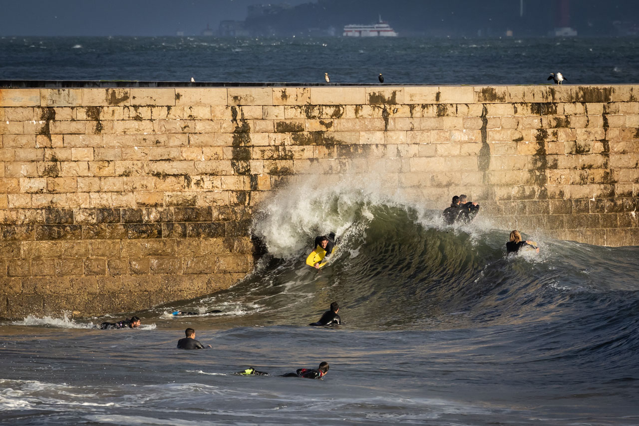 Surfistas aproveitaram a forte agitação marítima em Oeiras