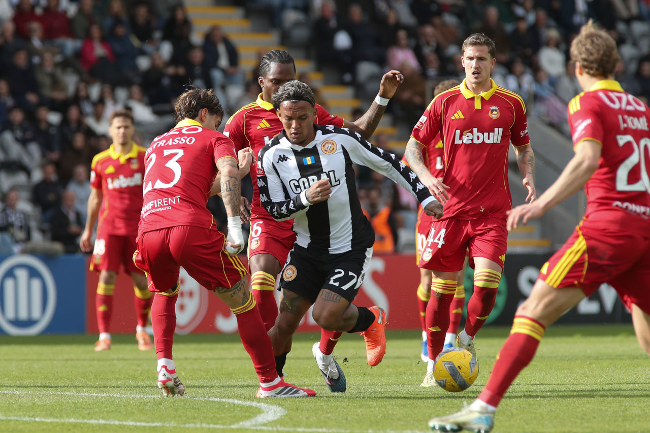 I Liga: Nacional goleia Rio Ave e sobe a 11.º