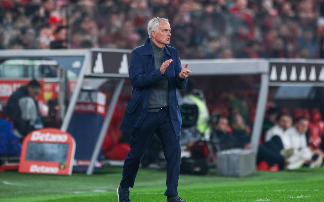 Benfica bate Estrela antes de decidir continuidade na Liga dos Campeões