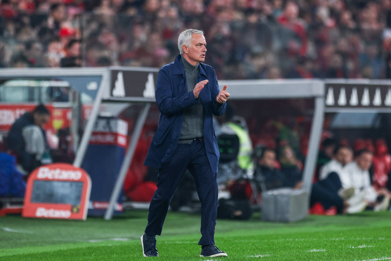 Benfica bate Estrela antes de decidir continuidade na Liga dos Campeões