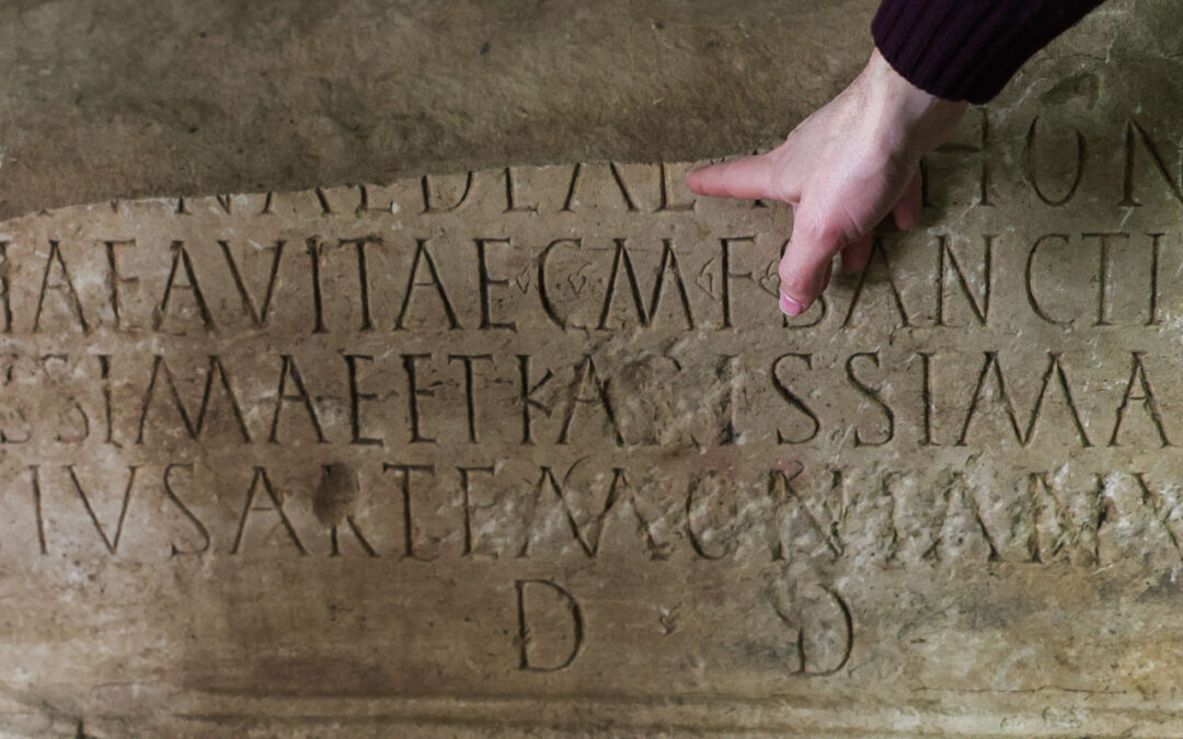 Descoberta base de antiga estátua romana epigrafada com duas toneladas em Faro