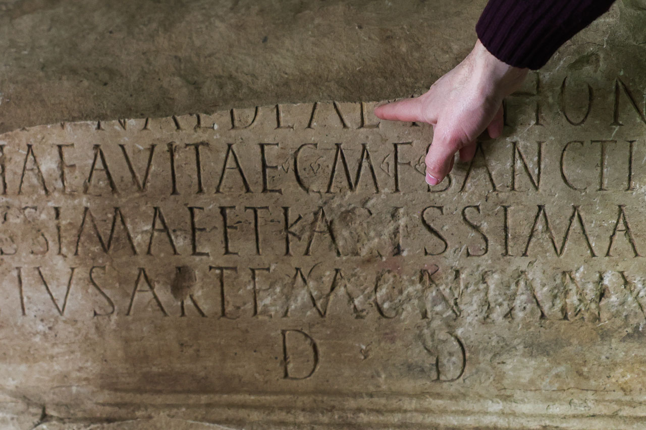 Descoberta base de antiga estátua romana epigrafada com duas toneladas em Faro