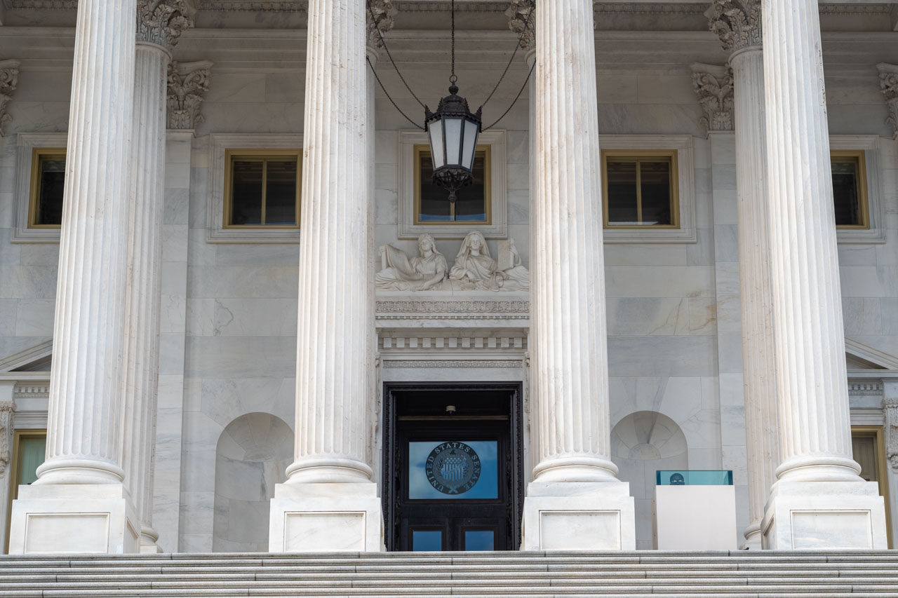 Senado dos EUA aprova financiamento do governo por 8 meses excetuando Segurança Interna