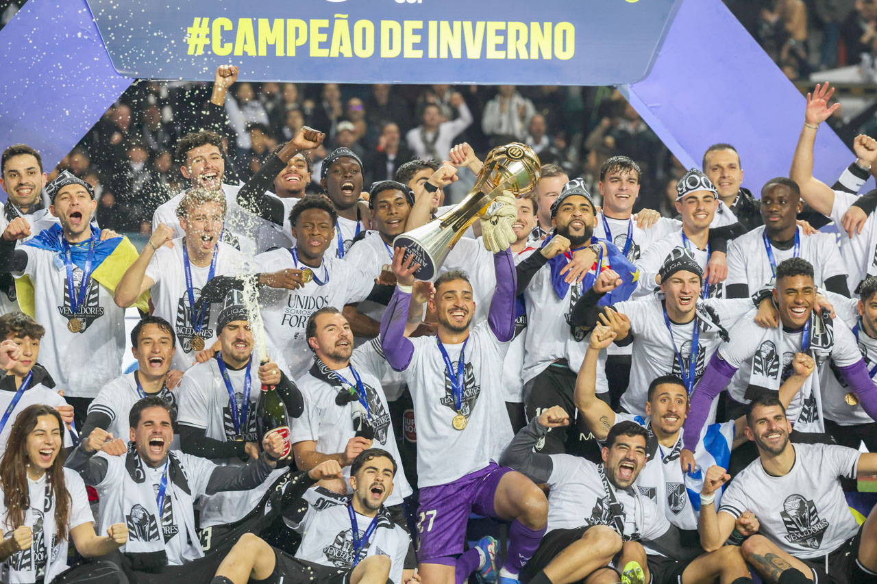Taça da Liga: V. Guimarães bate rival SC Braga e ergue troféu pela primeira vez
