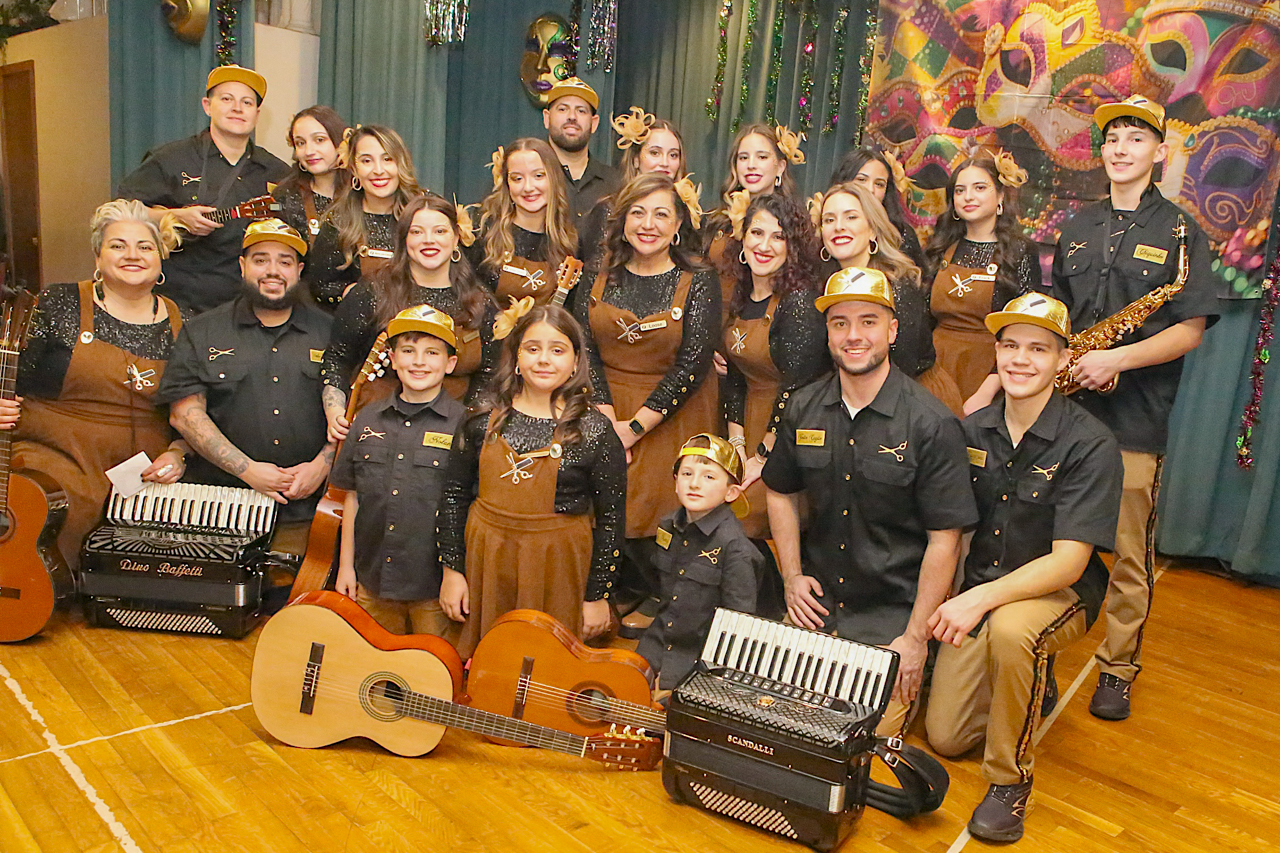 Família Martins, de Lowell: 43 anos de tradição com o bailinho “O Salão da Conversa”, nos 53 anos de carnaval