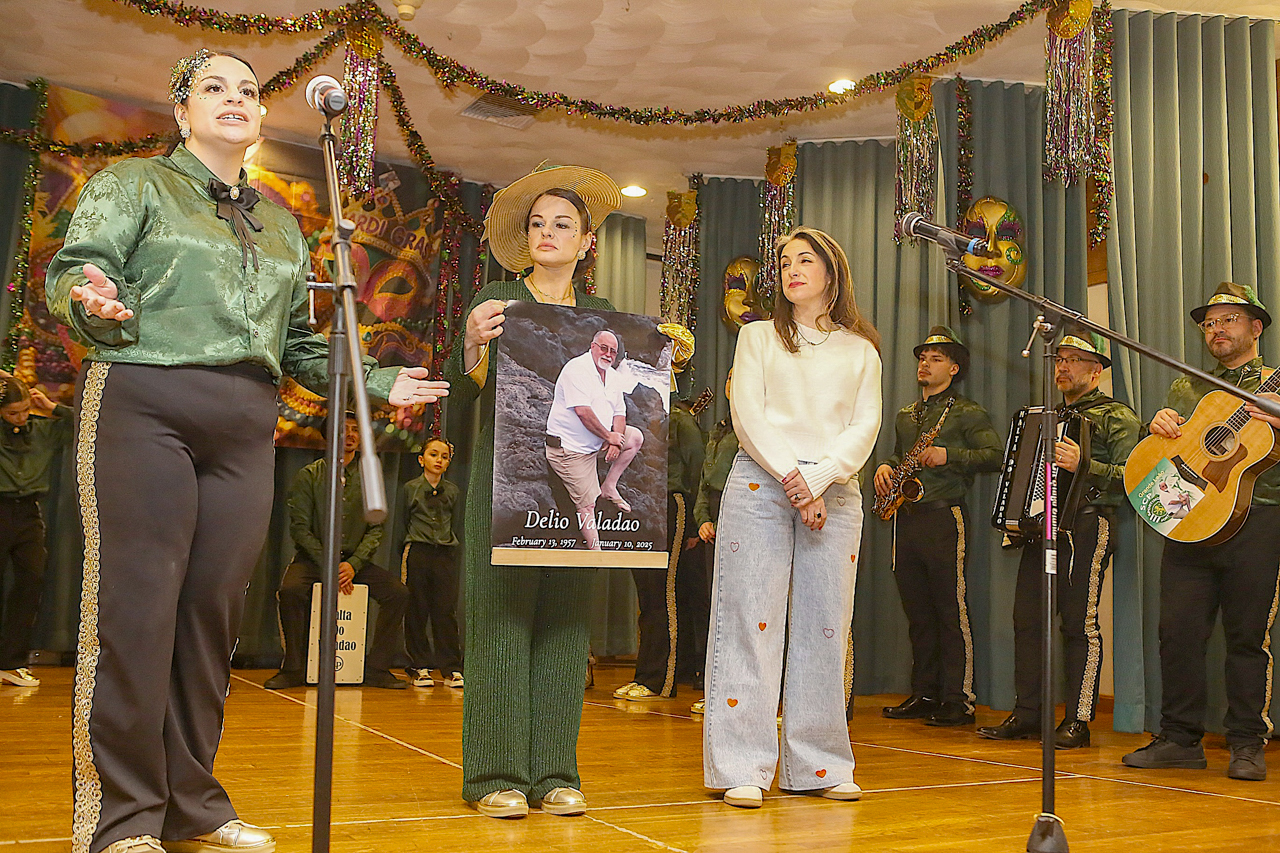 Délio Valadão homenageado pelas filhas na tradição do Carnaval