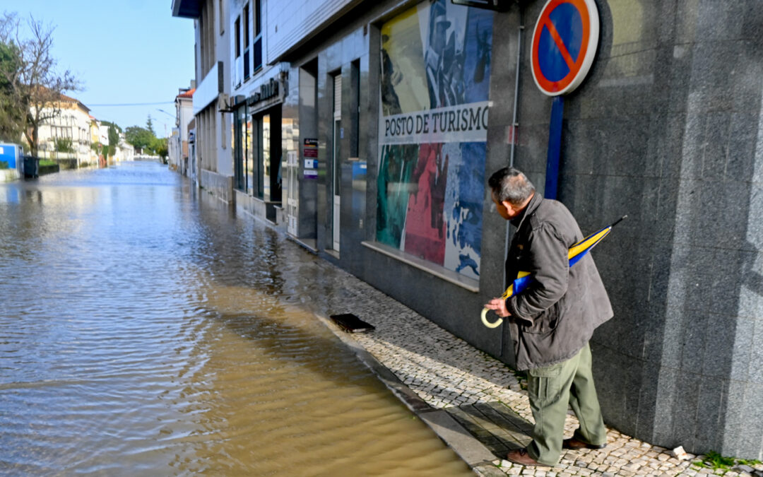 Inundações, ruas intransitáveis na Lourinhã, distrito de Lisboa