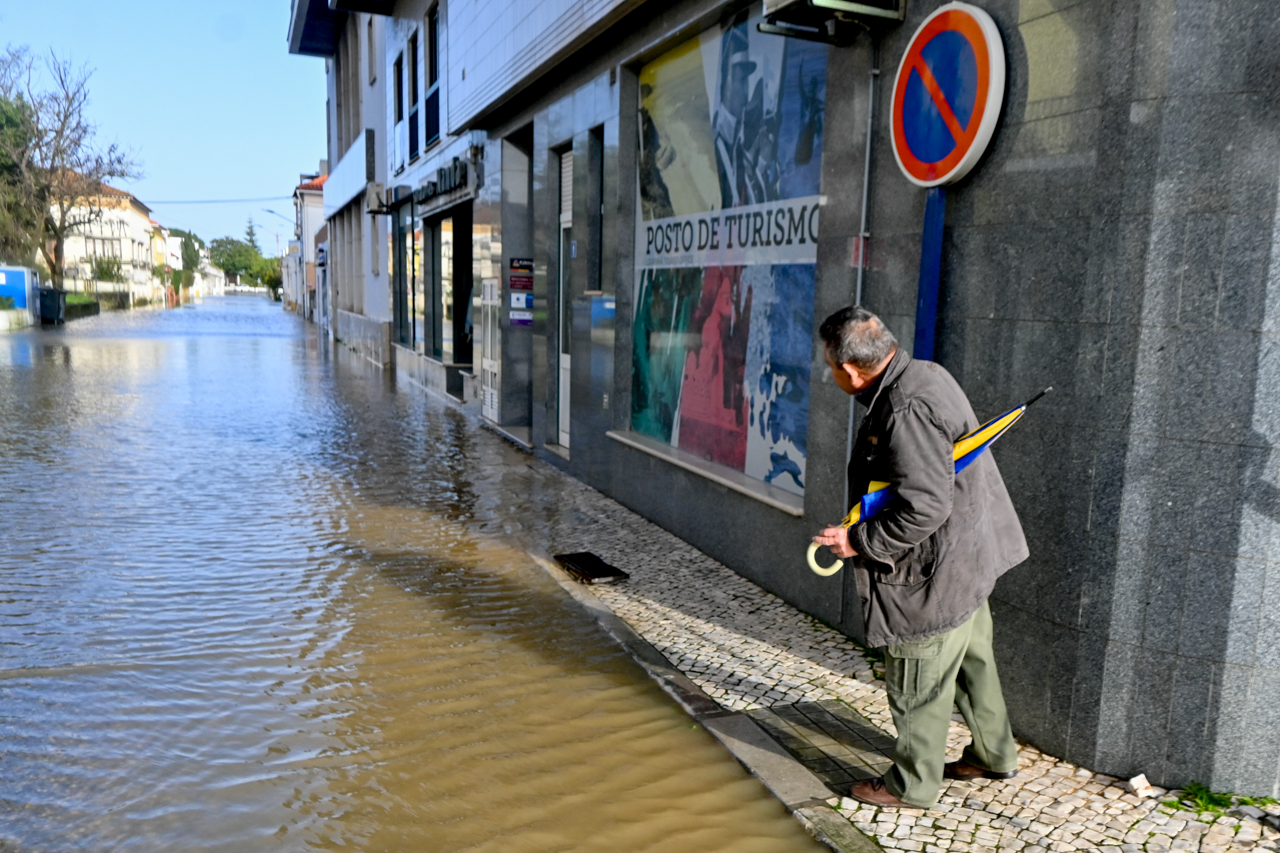 Inundações, ruas intransitáveis na Lourinhã, distrito de Lisboa