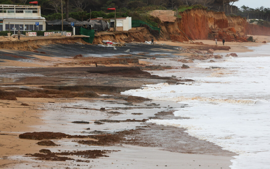 Praia do Forte Novo em Quarteira, Algarve, está a desaparecer