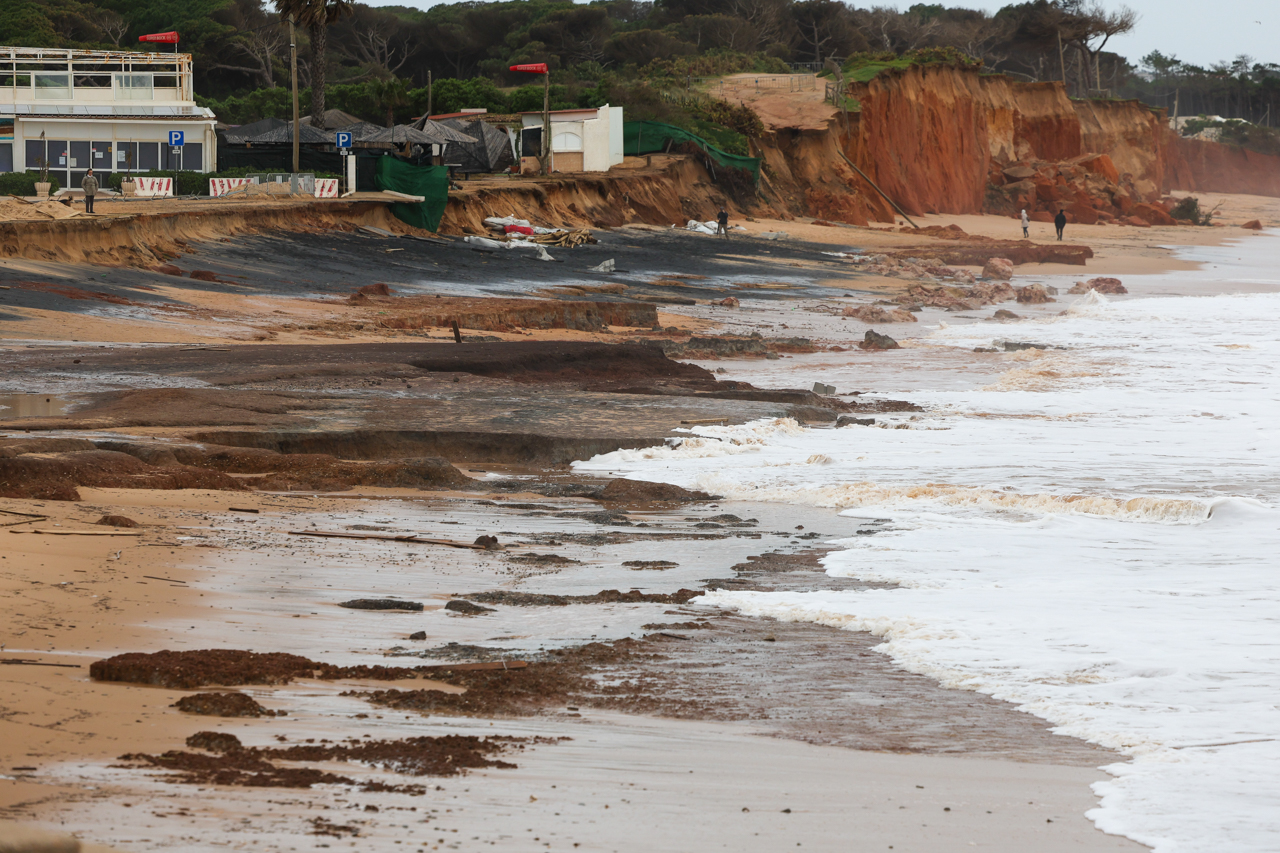 Praia do Forte Novo em Quarteira, Algarve, está a desaparecer