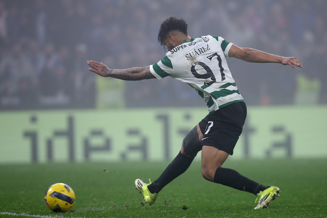 Golo de Suárez aos 90+10 mantém Sporting a quatro pontos do FC Porto