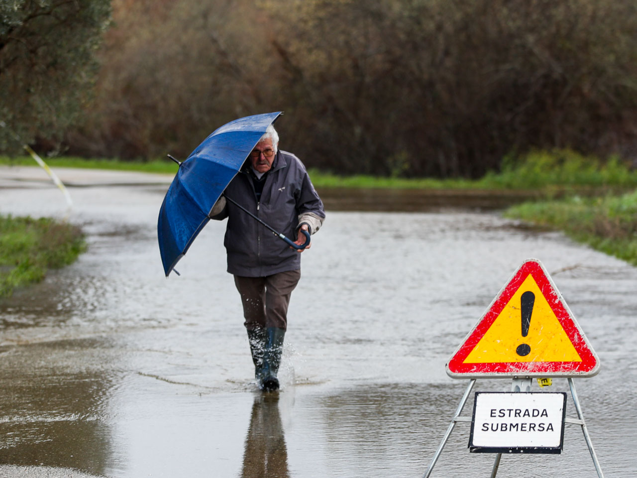 Estrada submersa em Figueiró do Campo