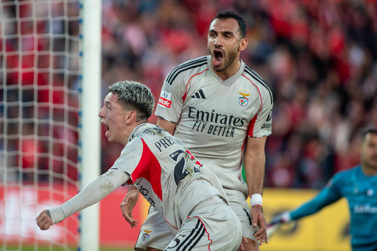 Benfica ‘cola-se’ ao Sporting com vitória nos Açores