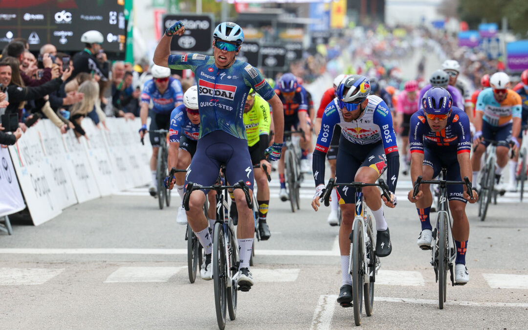 Volta ao Algarve: Francês Paul Magnier vence etapa inaugural e é o primeiro líder