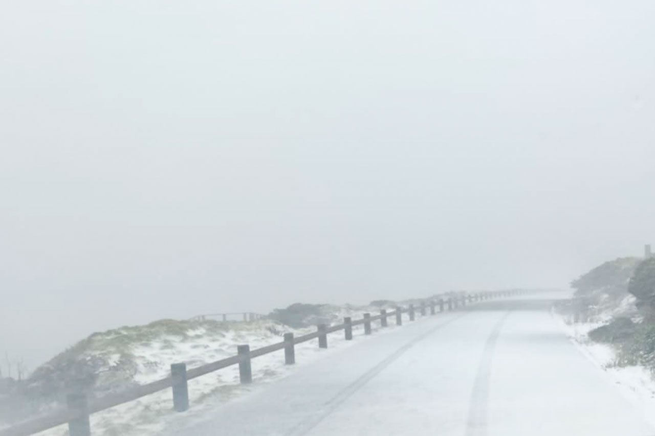 Nevou hoje, 18 mar 2026, na Serra de Santa Barbara, Terceira, Açores, “um fenómeno pouco comum na região”