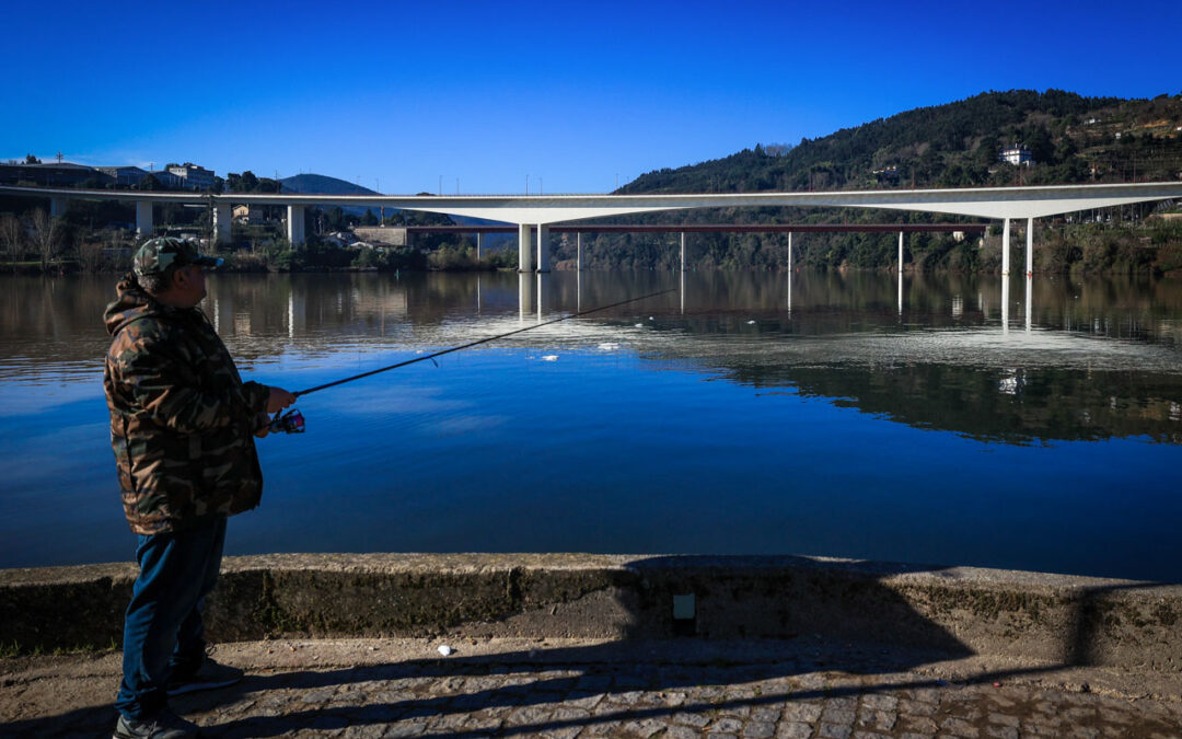 Nova ponte Hintze Ribeiro, onde famílias de Castelo de Paiva continuam a rezar junto ao monumento “Anjo de Portugal” (foto)