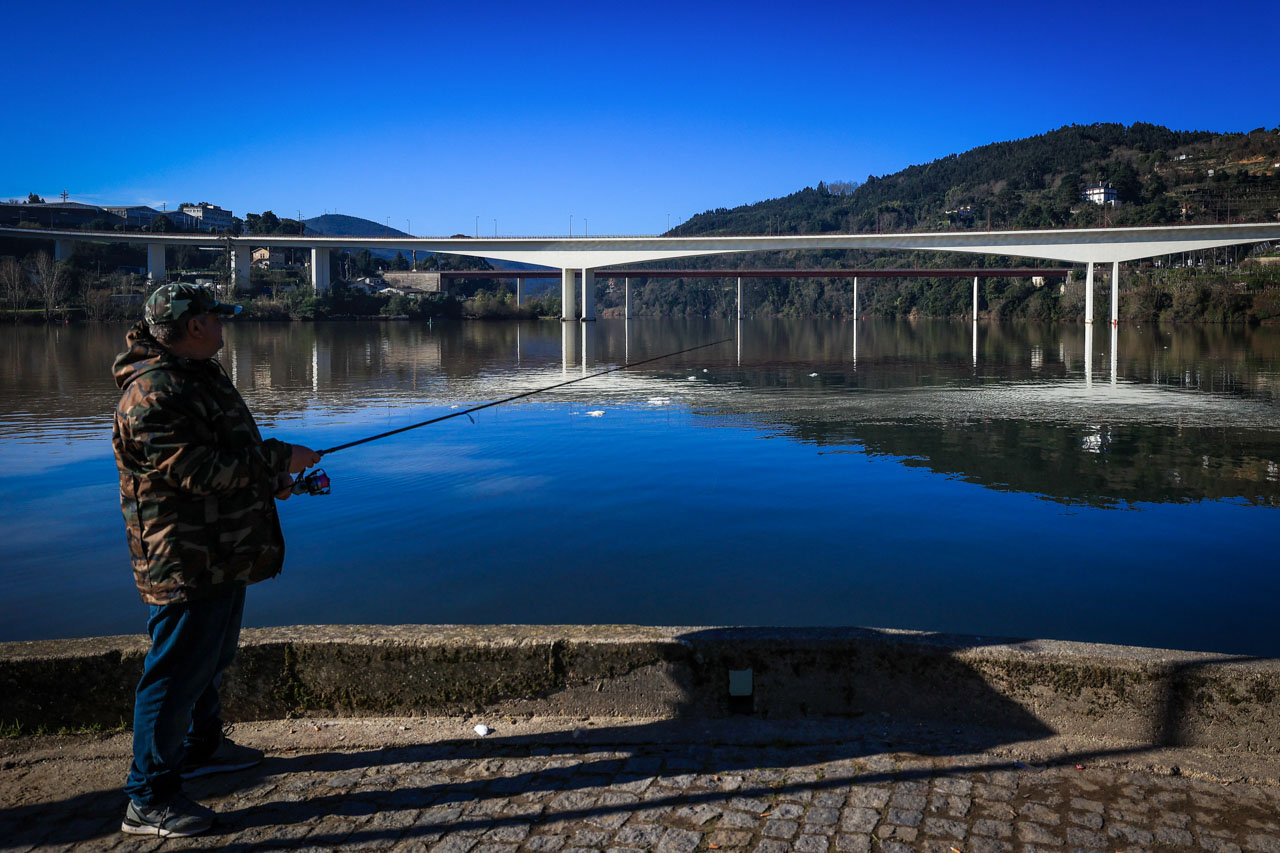 Nova ponte Hintze Ribeiro, onde famílias de Castelo de Paiva continuam a rezar junto ao monumento “Anjo de Portugal” (foto)