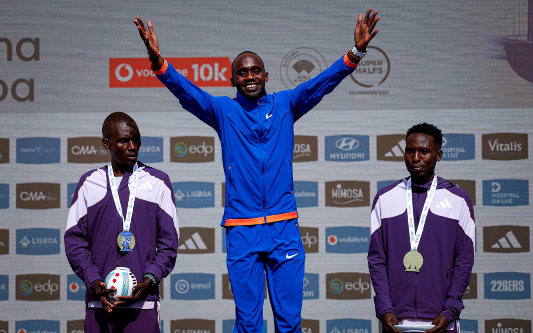Pódio da Meia Maratona Masculina de Lisboa, 08 mar 2026: Jacob Kiplimo (1), Nicholas Kipkorir (2) e Gilbert Kiprotich (3)
