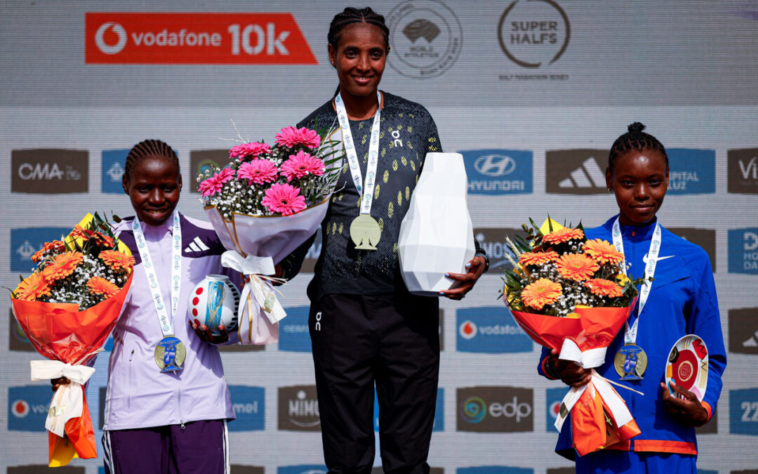 Pódio da Meia Maratona Feminina de Lisboa, 08 mar 2026: Tsigie Gebreselama (1), Janeth Chepngetich (2), e Regina Wambui (3)