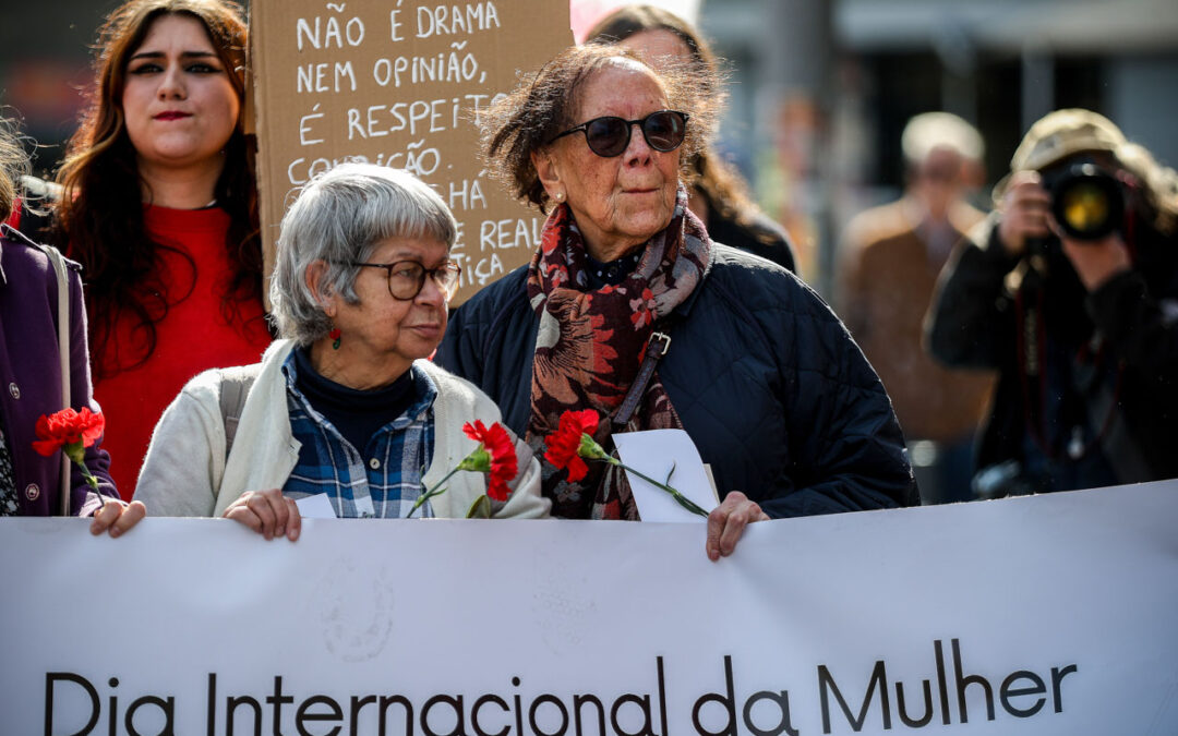 Millhares de pessoas descem baixa lisboeta no Dia Internacional da Mulher