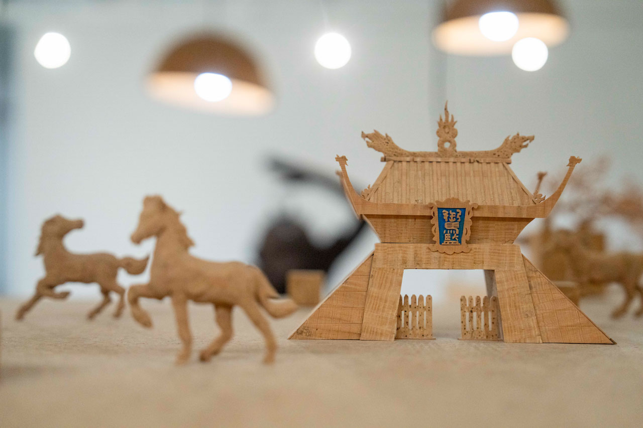 Cortiça portuguesa transforma-se em arte pelas mãos do chinês Jinky Huang