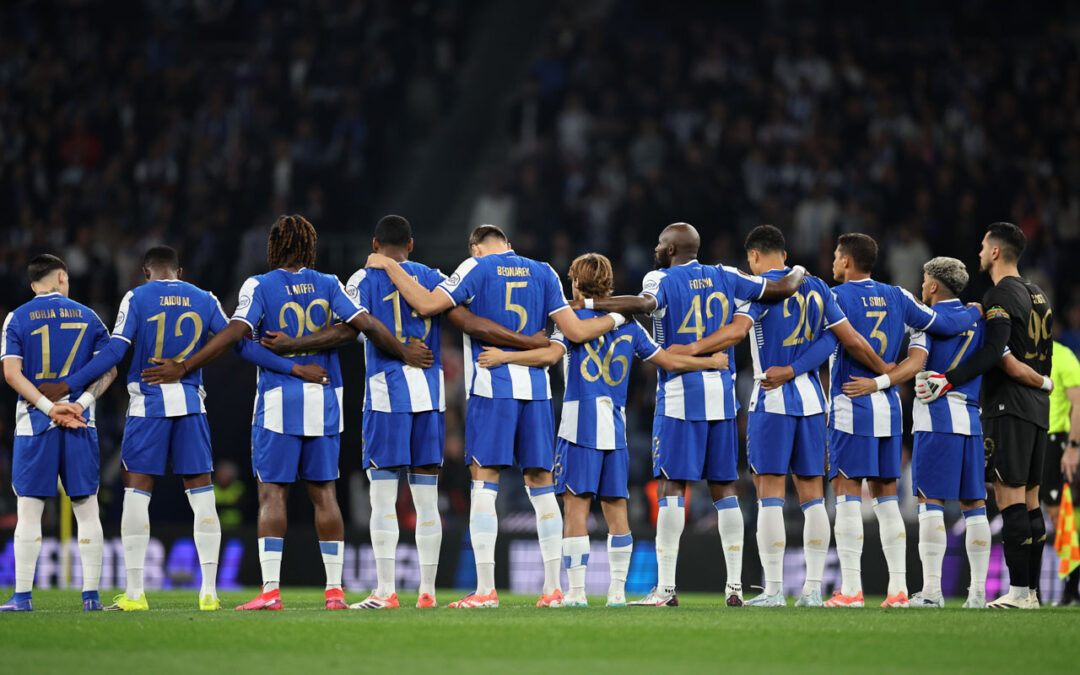 A equipa do FC Porto observou um minuto de silêncio pela morte de Silvino (foto)